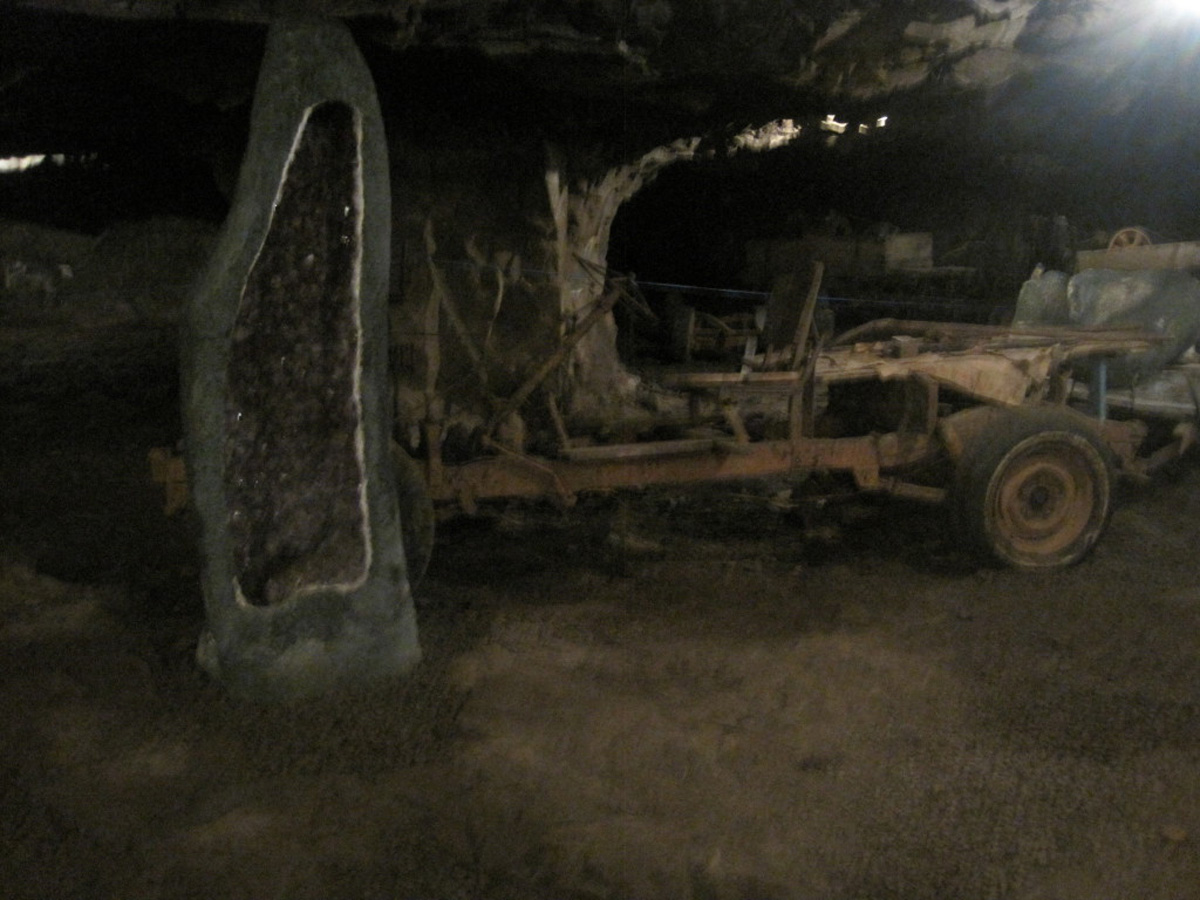geoda de amatista dentro de una mina de brasil