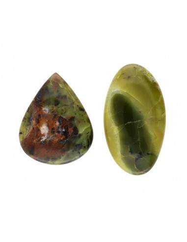 Cabochon di Vesuvianite