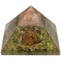 Pyramide en résine avec péridot et spirale 7x7cm