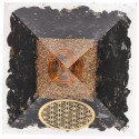 Pyramide en résine de shungite avec fleur de vie 7x7cm