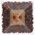 Pyramide en résine grenat avec spirale 7x7cm