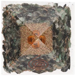 Piramide Orgonita di Smeraldo in Resina con Spirale 7x7cm