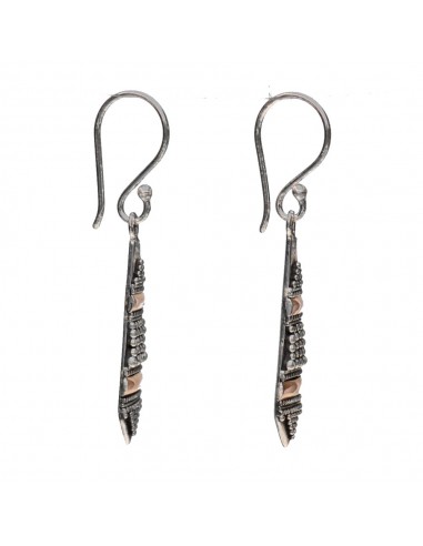 Petites boucles d'oreilles pendantes...