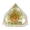Pyramide en résine avec péridot et spirale 3x3cm