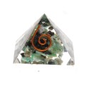 Emerald pyramid in resin with spiral 3x3 cm /_\