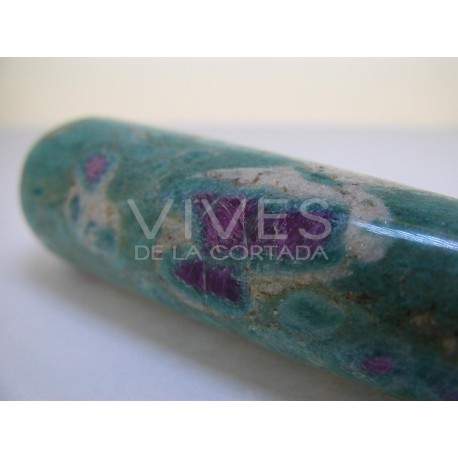 Masajeador de zoisita con rubi