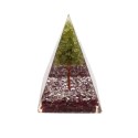 Pyramide d'Orgonite en Résine Rubis avec Arbre en Péridot