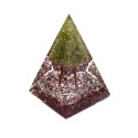 Pirâmide de resina de rubi e orgonite com árvore de peridoto