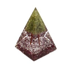 Piramide Orgonite di Rubino in Resina con Albero di Peridoto