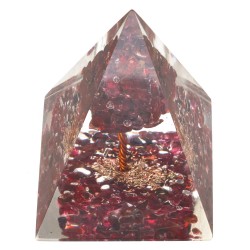 Pyramide de grenat et d'orgonite en résine avec arbre 4x4cm