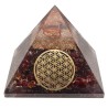 Pyramide en résine grenat orgonite avec fleur de vie 7x7cm