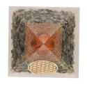 Pyramide d'émeraude en résine avec fleur de vie 7x7cm