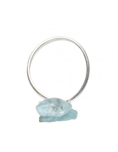 Anello di acquamarina grezza in argento.
