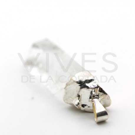 Pingente grande de ponta de quartzo bruto banhado a prata