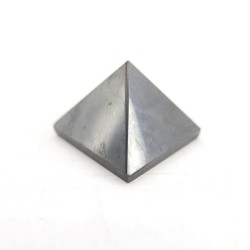 Pirámide de Shungit Pequeña Pulida 2,5x2,5cm