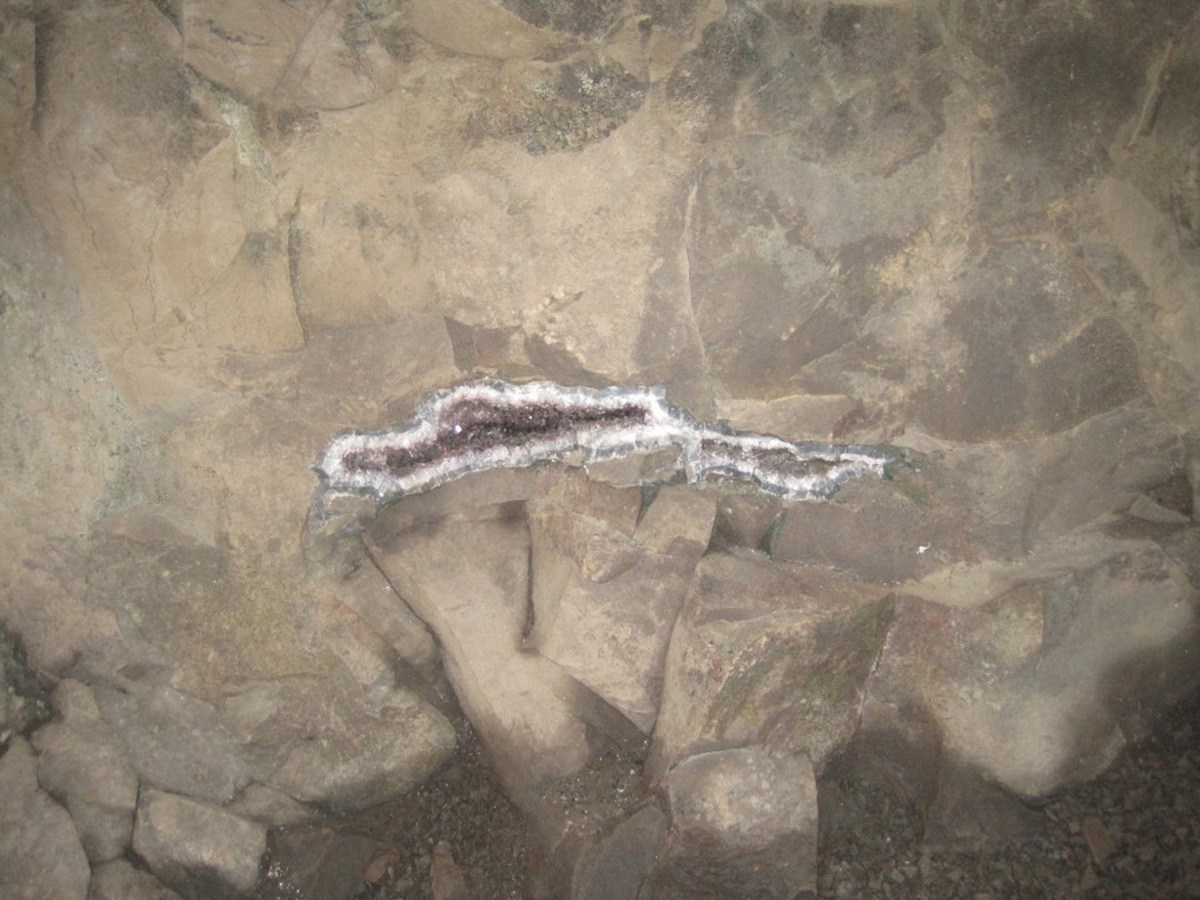pequeña geoda de amatista abierta en la pared de la mina