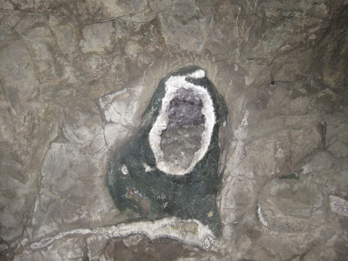 geoda de amatista en la pared de la mina