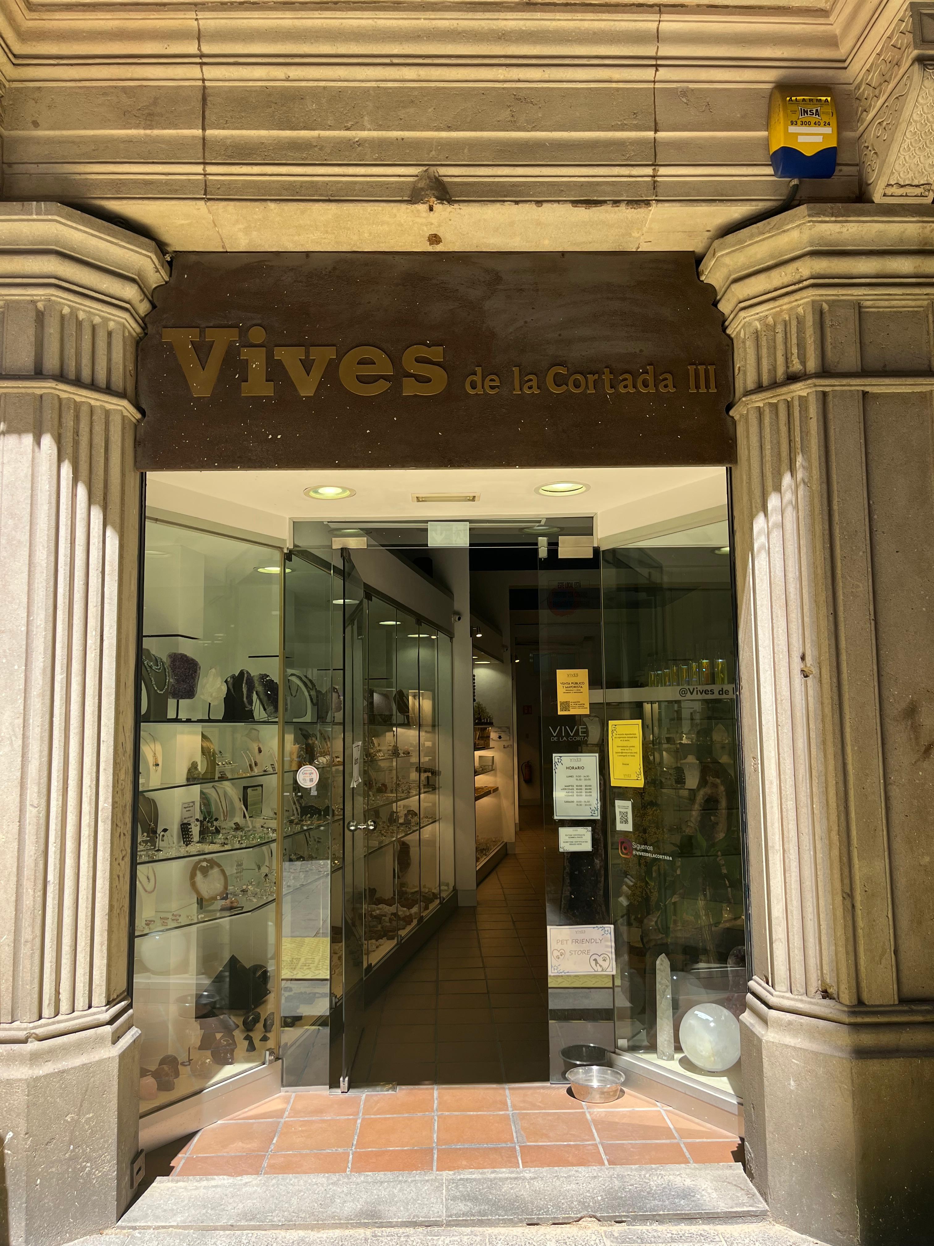 Vetrina di Vives de la Cortada in Carrer de la Ciutat, Barcellona